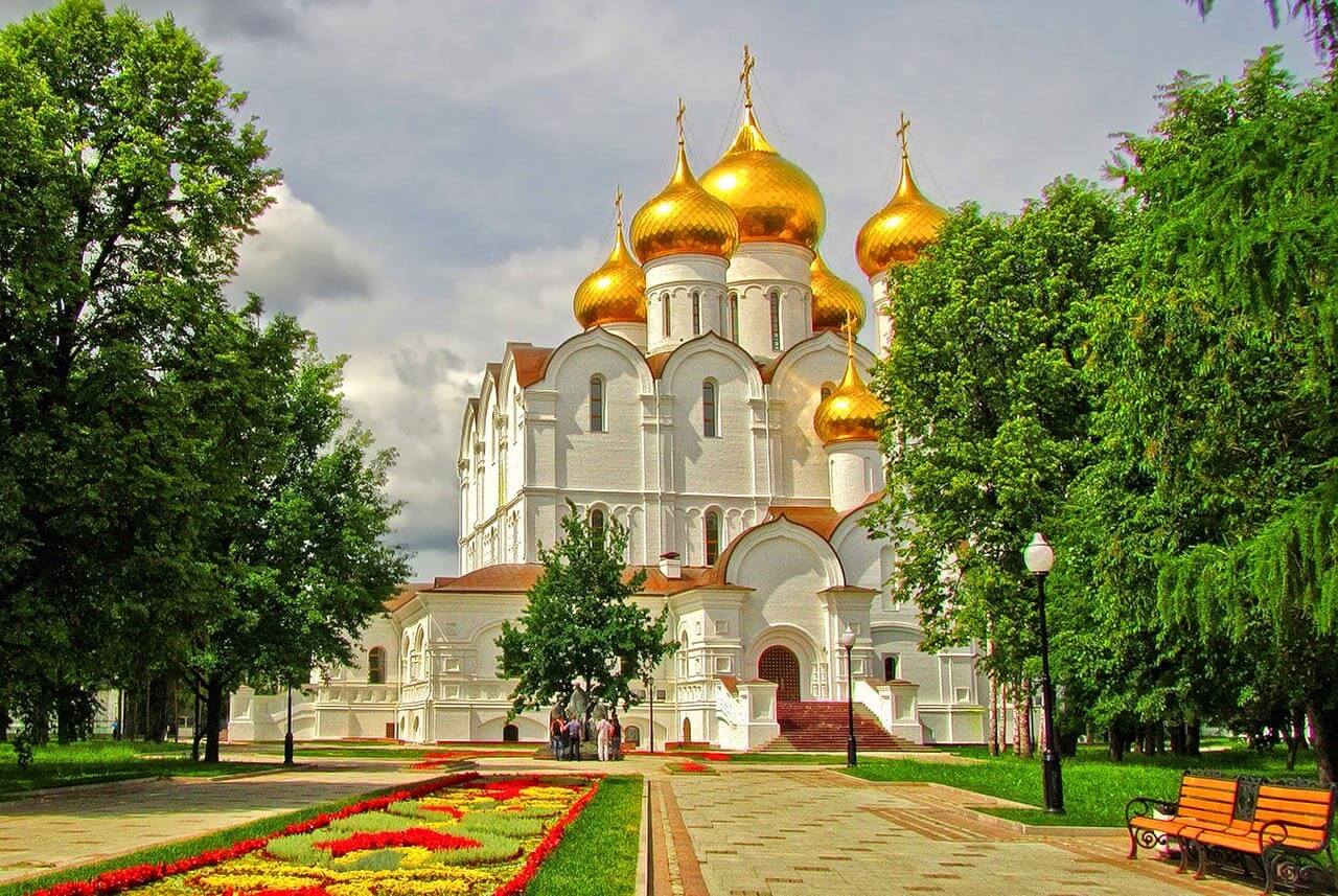 Золотые купола - Успенский собор (Ярославль).